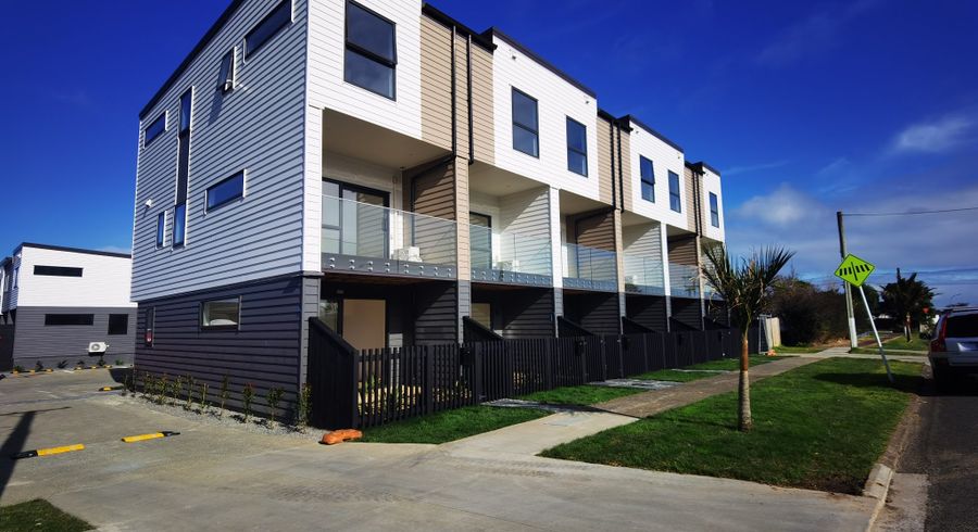  at 2/1 Cape Road, Mangere, Manukau City, Auckland