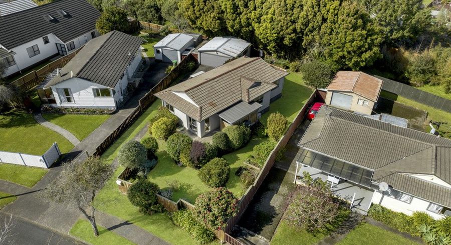  at 15 Darren Crescent, Half Moon Bay, Auckland