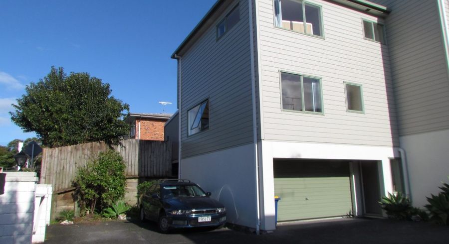  at 2/5 Kilham Avenue, Northcote, Auckland