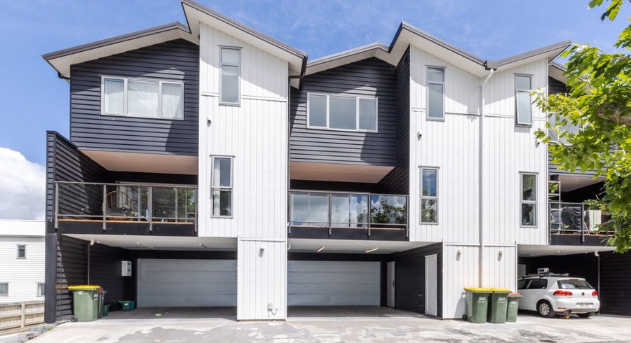  at 2/14 Hammond Street, Hamilton Central, Hamilton