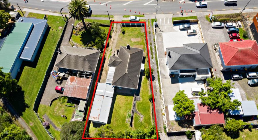  at 3 Henderson Valley Road, Henderson, Auckland
