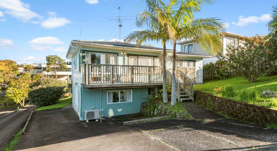  at 9 Camelot Place, Glenfield, Auckland