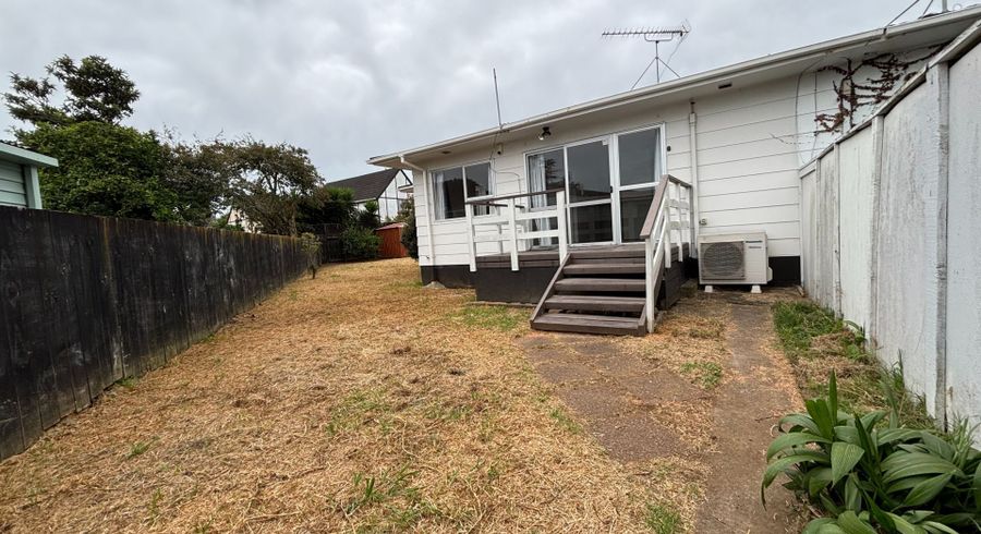  at 2/21 Challen Cl, Conifer Grove, Papakura, Auckland