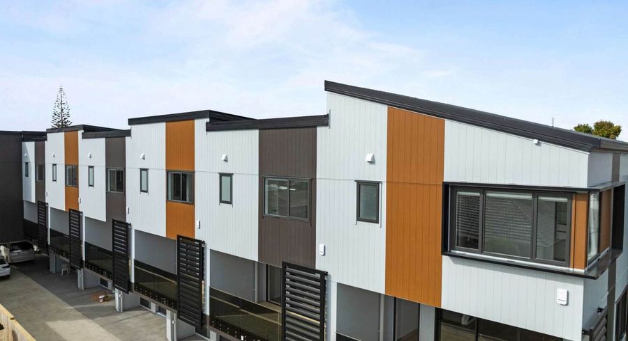  at 2/127 Stoddard Road, Mount Roskill, Auckland City, Auckland