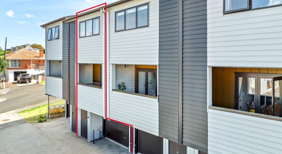  at 2/701 Hillsborough Road, Mount Roskill, Auckland