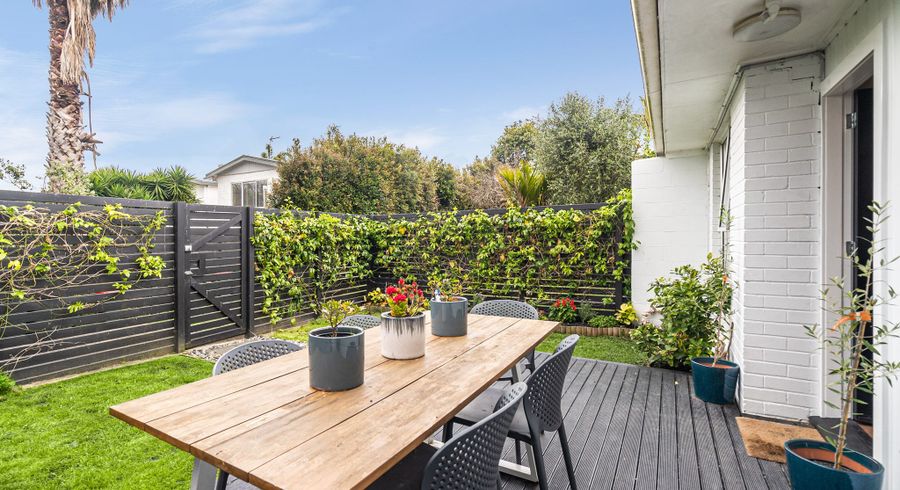  at 2/252 Meola Road, Point Chevalier, Auckland