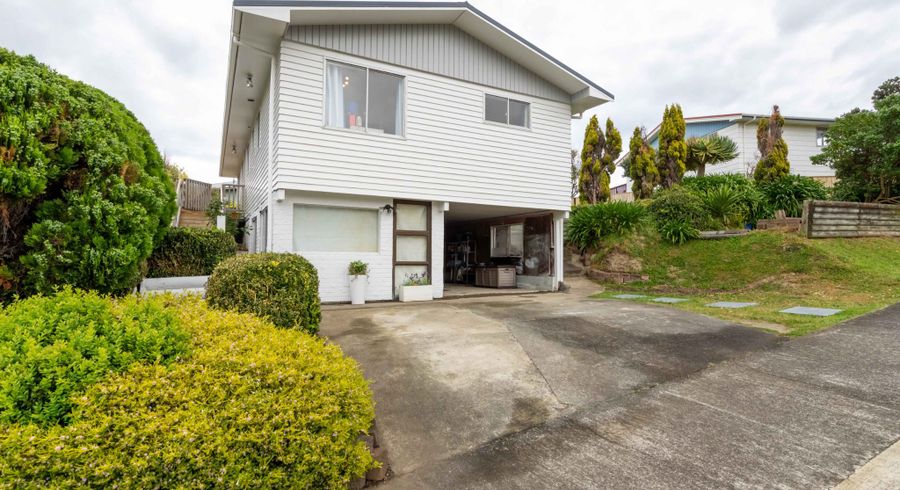  at 25 Gloaming Hill, Titahi Bay, Porirua