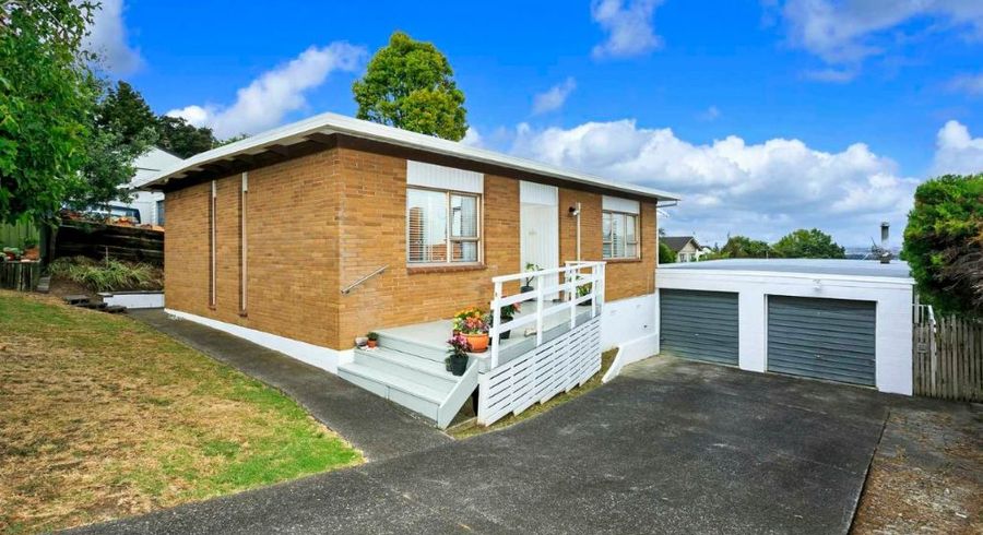  at 2/4 Lynn Road, Bayview, Auckland