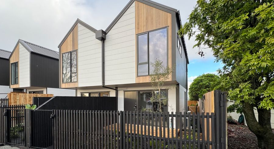  at 4/17 Norcross Aveneue , Henderson, Waitakere City, Auckland