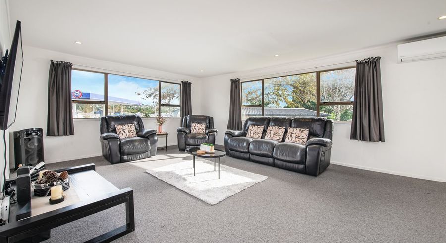  at 8 Forest Hill Road, Henderson, Auckland