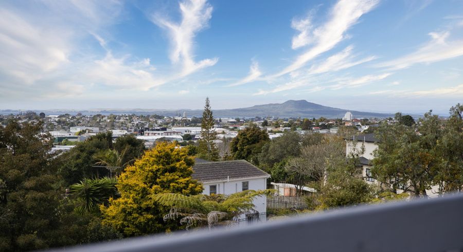  at 1/60 Chivalry Road, Glenfield, North Shore City, Auckland