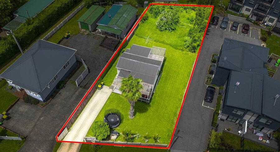  at 11 Awaroa Road, Sunnyvale, Waitakere City, Auckland