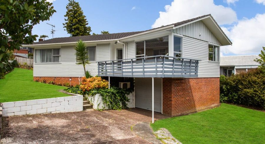  at 15 Cliff View Drive, Green Bay, Auckland