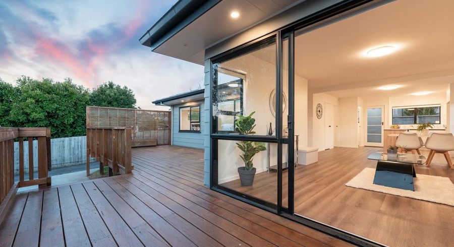  at 2/17 Landsdale Place, Massey, Waitakere City, Auckland