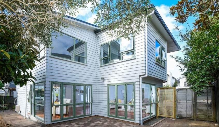  at 2/11 Woodbine Avenue, Greenlane, Auckland