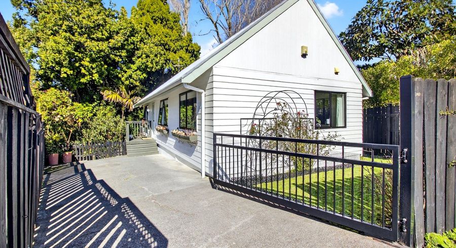  at 2/43 Sabulite Road, Kelston, Waitakere City, Auckland