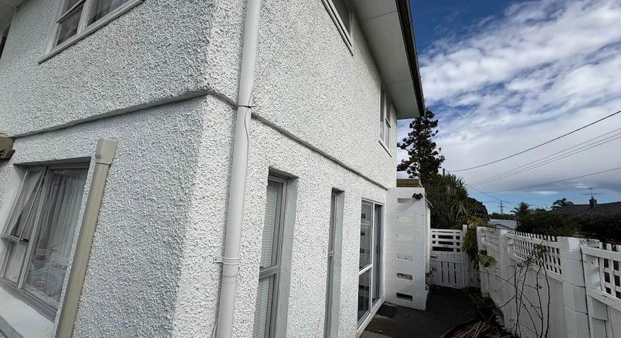  at 1/185 Chivalry Road, Glenfield, North Shore City, Auckland