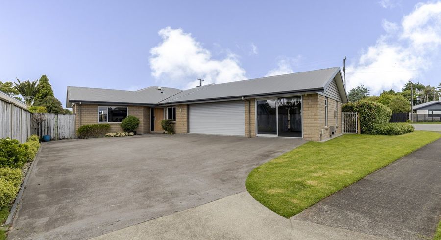  at 2 Oakwood Drive, Highlands Park, New Plymouth, Taranaki