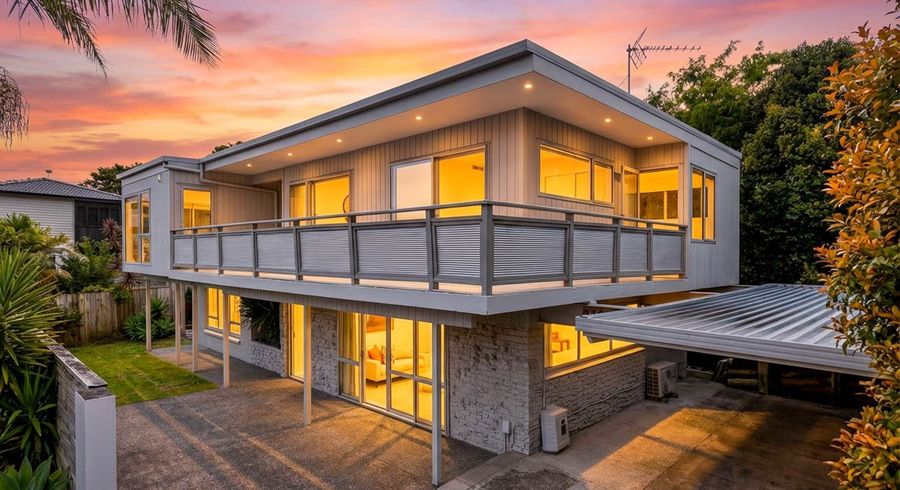  at 2/598 Beach Road, Rothesay Bay, North Shore City, Auckland