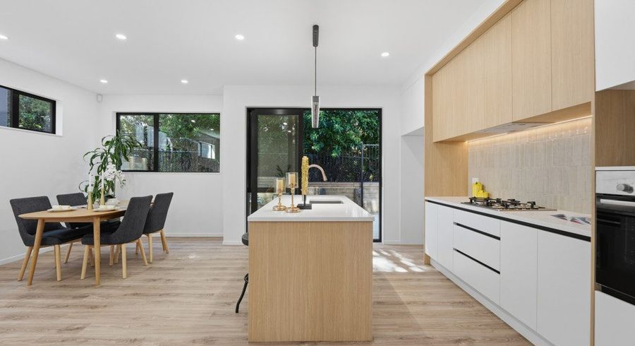  at 2/48 Hilling Street, Green Bay, Waitakere City, Auckland