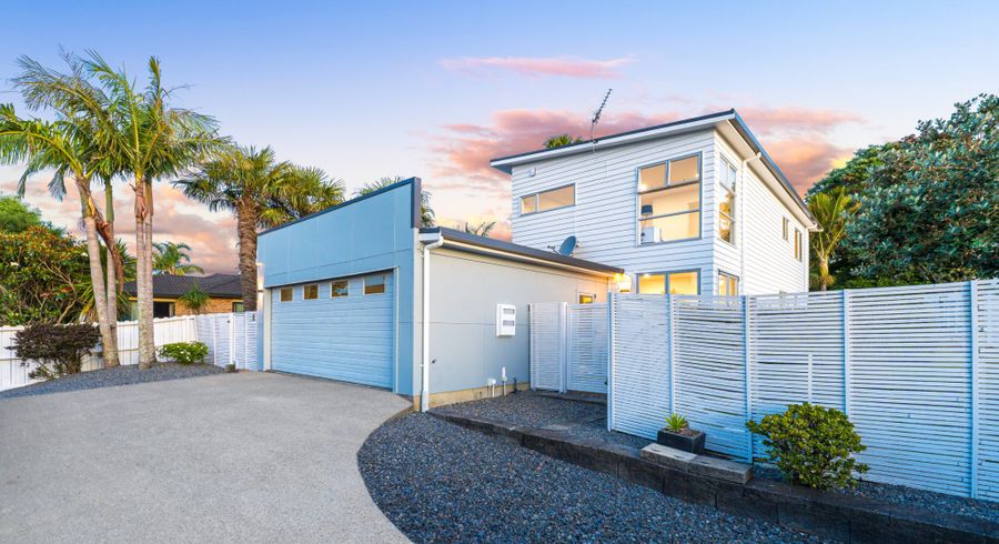  at 8 Roy Maloney Drive, Henderson, Waitakere City, Auckland