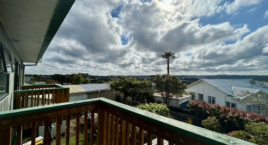  at 1/136 Sunset Road, Unsworth Heights, North Shore City, Auckland