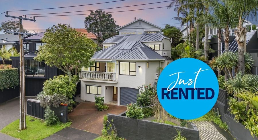  at 2/62 Wairoa Road, Narrow Neck, Auckland