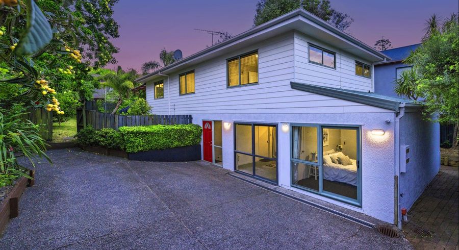  at 2/8 Tallington Crescent, Torbay, North Shore City, Auckland