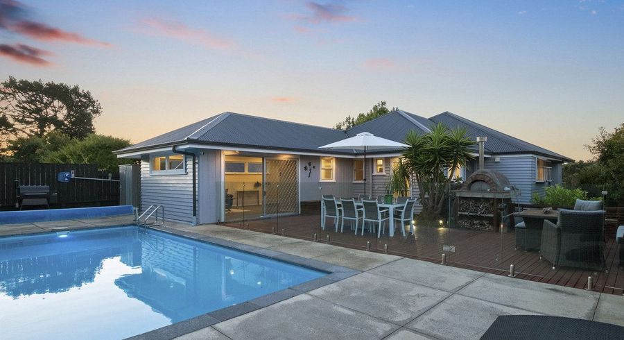  at 34 Cliff View Drive, Green Bay, Auckland