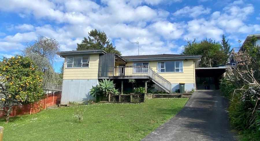  at 4 Kama Place, Sunnynook, North Shore City, Auckland