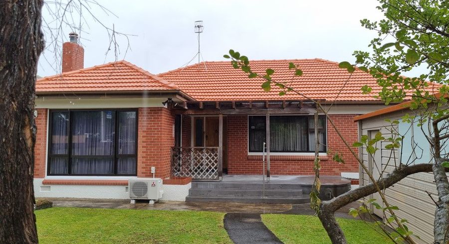  at 135 Haverstock Road, Sandringham, Auckland