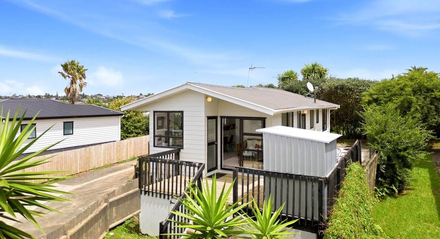  at 1/184 Chivalry Road, Glenfield, North Shore City, Auckland
