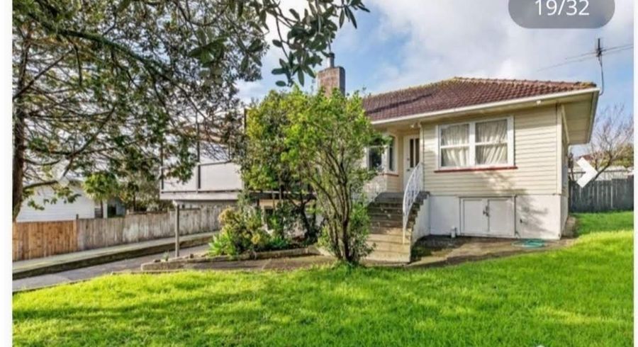  at 1/10  Bishop Street Upstairs, Green Bay, Waitakere City, Auckland