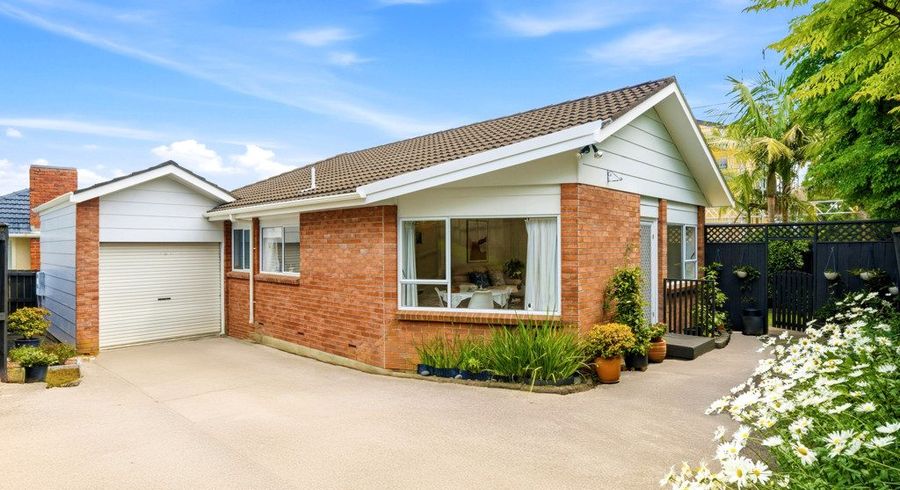  at 2/154 East Coast Road, Forrest Hill, North Shore City, Auckland