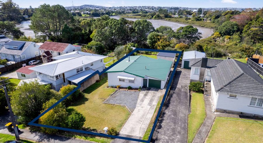  at 35 Beaubank Road, Kelston, Waitakere City, Auckland