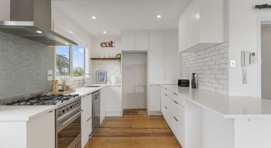  at 2/104 Sylvan Avenue, Northcote, North Shore City, Auckland