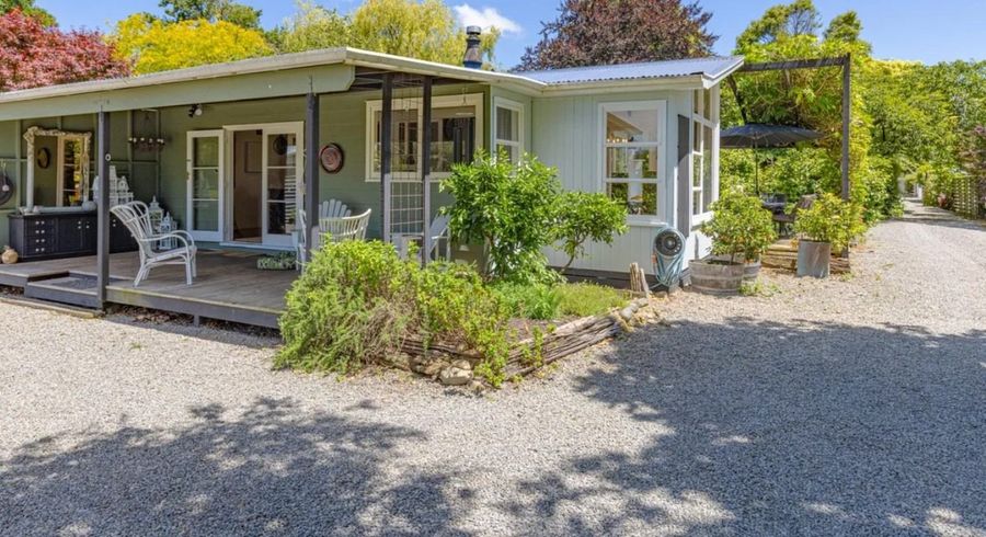  at 274 High Street North, Carterton