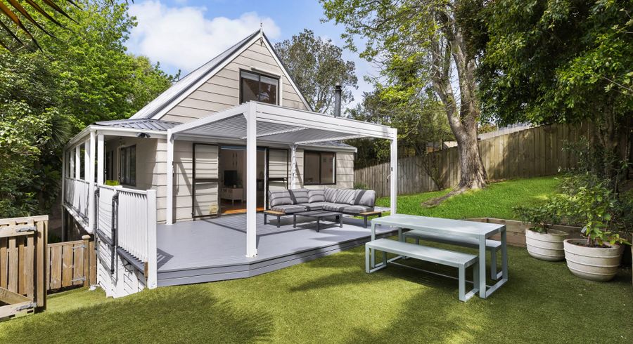 at 8A Cresta Avenue, Beach Haven, Auckland