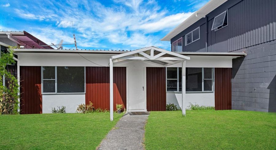  at 2/94 Chivalry Road, Glenfield, North Shore City, Auckland