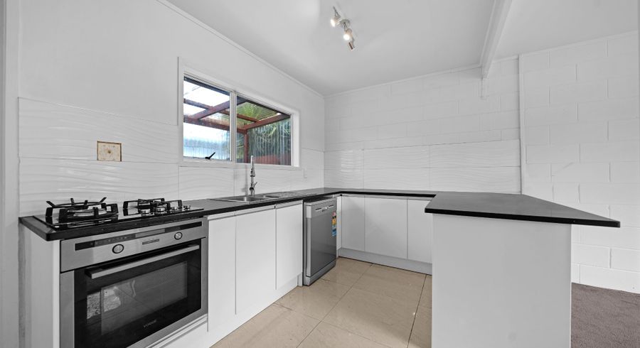  at 2/94 Chivalry Road, Glenfield, North Shore City, Auckland