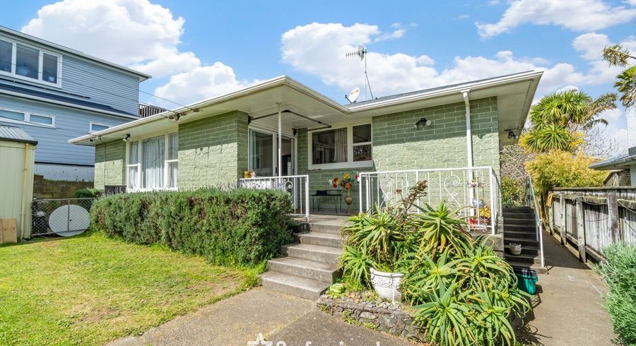  at 10 Gray Avenue, Paraparaumu Beach, Kapiti Coast, Wellington