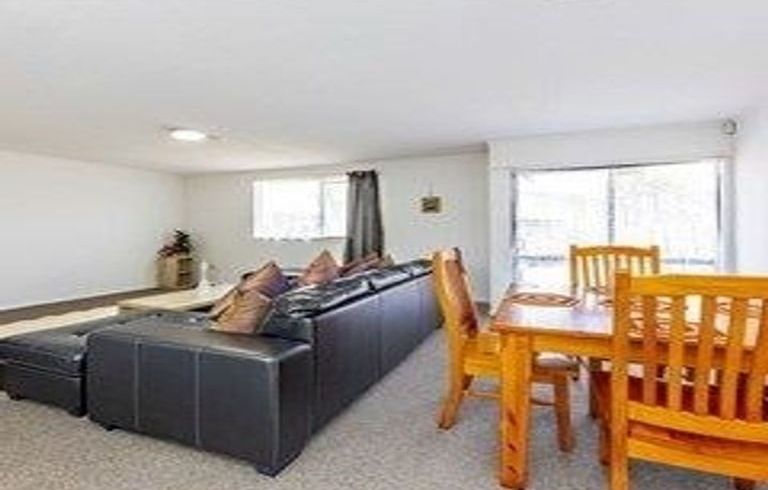  at 2/61 Redcrest Ave, Red Hill, Papakura, Auckland