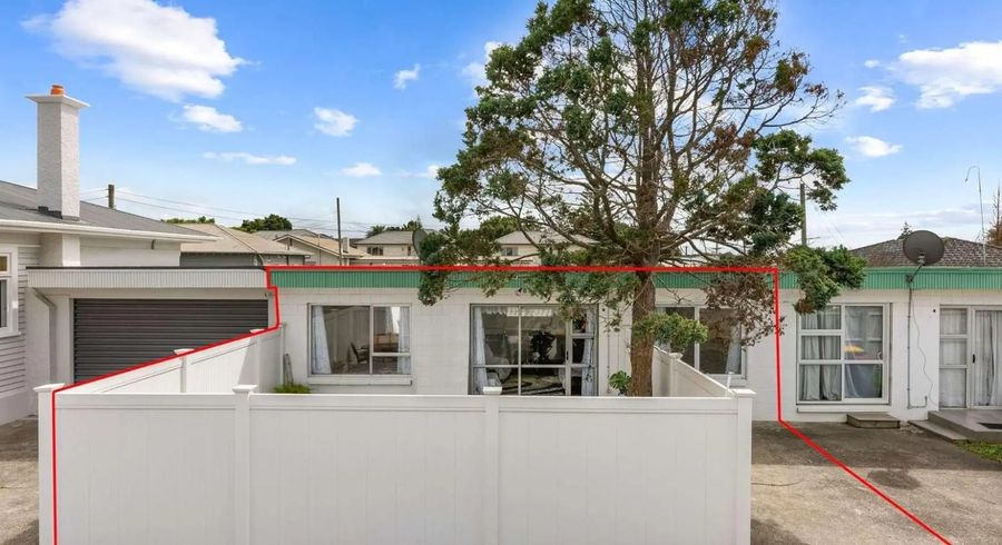  at 2/9 Vine Street, Mangere East, Auckland