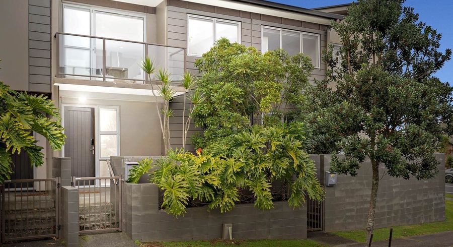 at 4/1 Gracechurch Drive, Flat Bush, Manukau City, Auckland