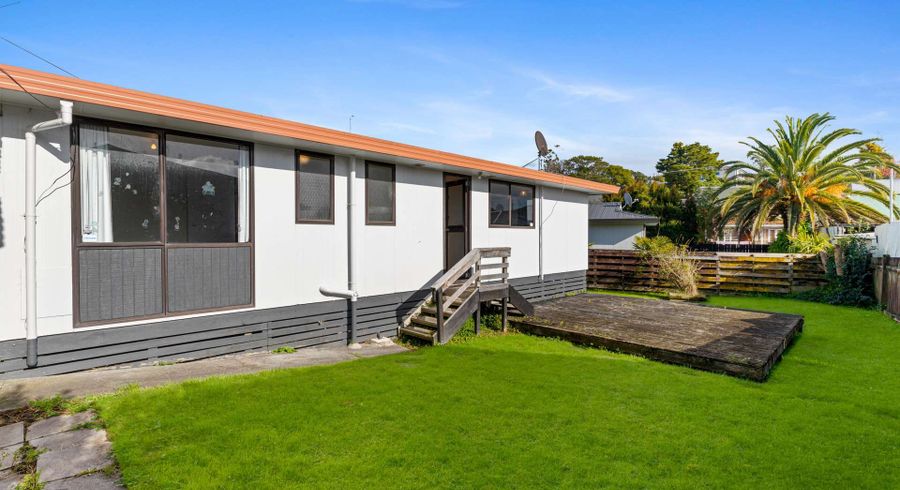  at 2/76 Parrs Cross Road, Henderson, Auckland