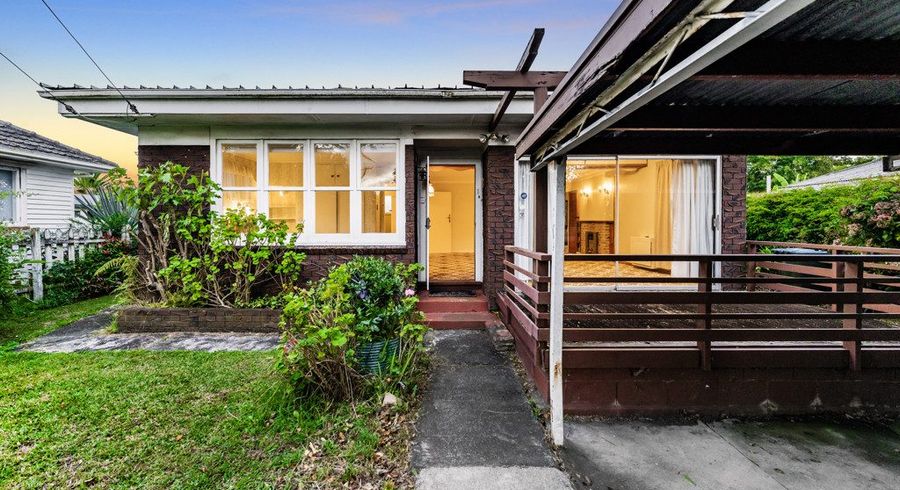  at 42 Kawiti Avenue, Point England, Auckland