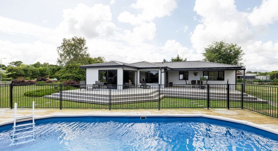  at 9 Shadbolt Drive, Leamington, Cambridge