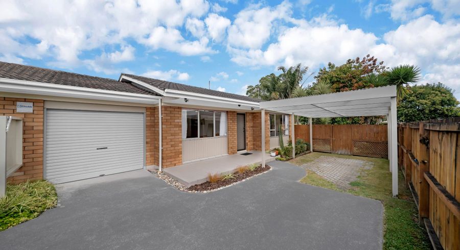  at 2/3 Papatahi Place, Henderson, Waitakere City, Auckland