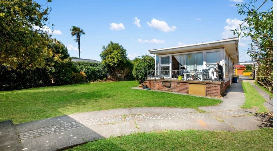  at 32 Woodford Avenue, Henderson, Waitakere City, Auckland
