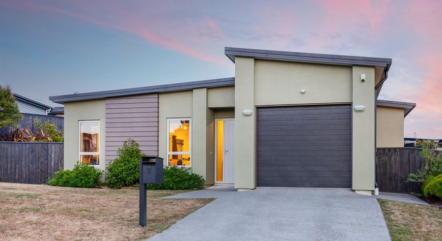  at 7 Sumner Terrace, Aotea, Porirua